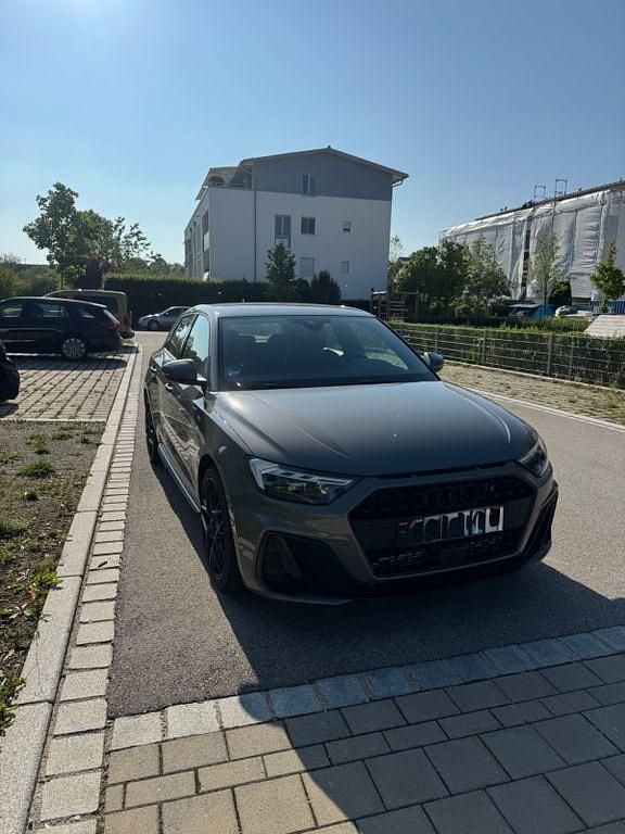 Grau Gebraucht 2019 Audi A1 Sportback Ambiente Kleinwagen | 21.900 € (Guter Preis) - Bild 1/4