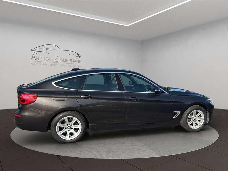 Second-hand BMW 320 Advantage 163 CP (119 kW) 2017 Maro Berlinǎ