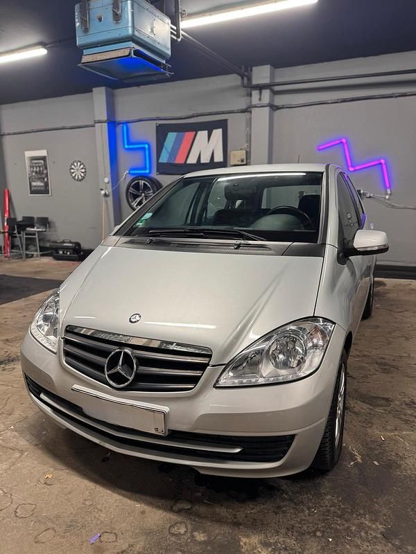 Grau Gebraucht 2009 Mercedes A150 Elegance Limousine | 4.500 € (Guter Preis) - Bild 1/4