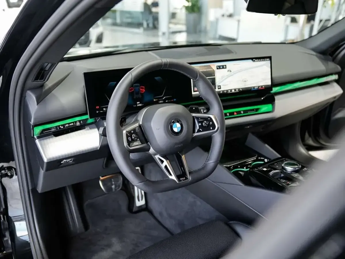 Gebraucht BMW 520 M Sport 197 PS (144 kW) 2025 Saphirschwarz Kombi