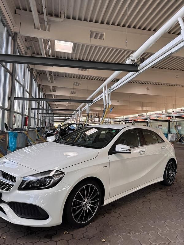 Weiß Gebraucht 2017 Mercedes A180 AMG line Limousine | 18.000 € (Etwas zu teuer) - Bild 1/4
