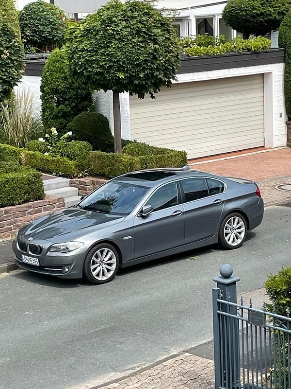 Grau Gebraucht 2012 BMW 528 Limousine | 9.450 € (Fairer Preis) - Bild 1/4