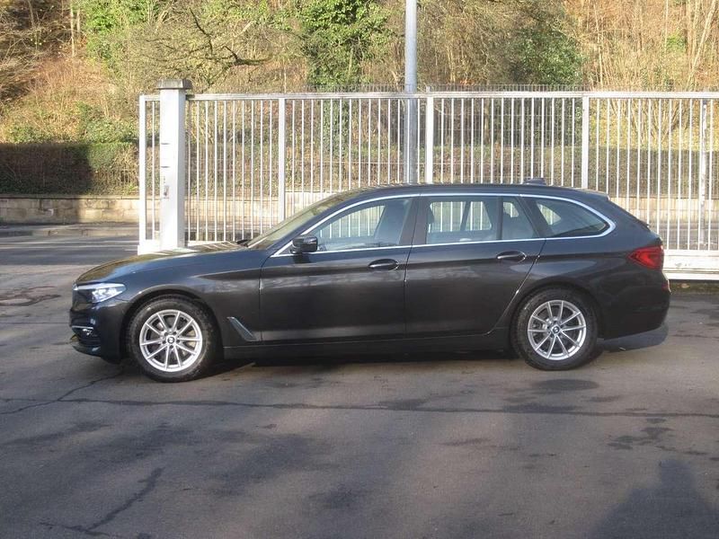 Gebraucht BMW 520 190 PS (139 kW) 2019 Sophistograu brillanteffekt (metallic) Kombi