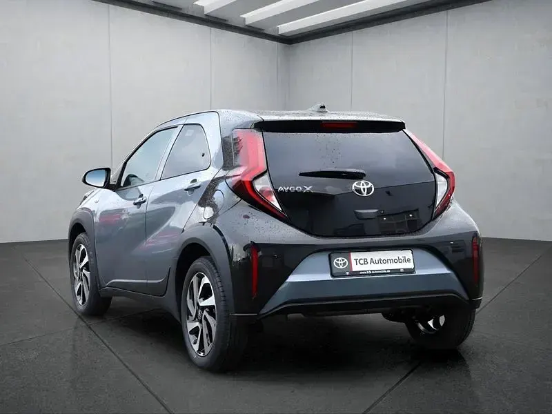 Neu Toyota Aygo X 72 PS (52 kW) 2026 Grau SUV