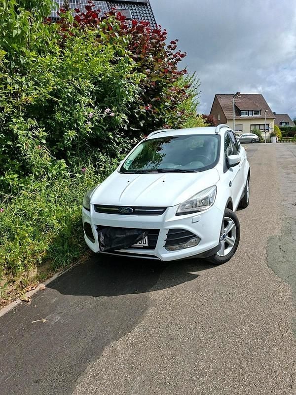 Weiß Gebraucht 2015 Ford Kuga SUV | 9.700 € (Guter Preis) - Bild 1/4
