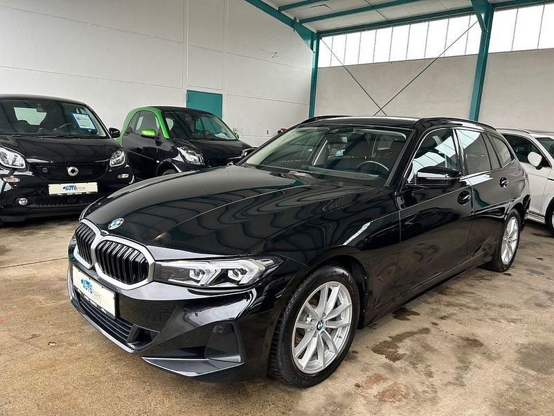 Schwarz ii/bonnet fluid black Gebraucht 2022 BMW 318 Shadowline Kombi | 18.980 € (Fairer Preis) - Bild 1/4
