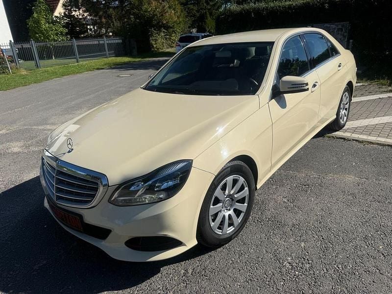 Hellelfenbein Gebraucht 2014 Mercedes E200 Limousine | 9.900 € (Superpreis) - Bild 1/4