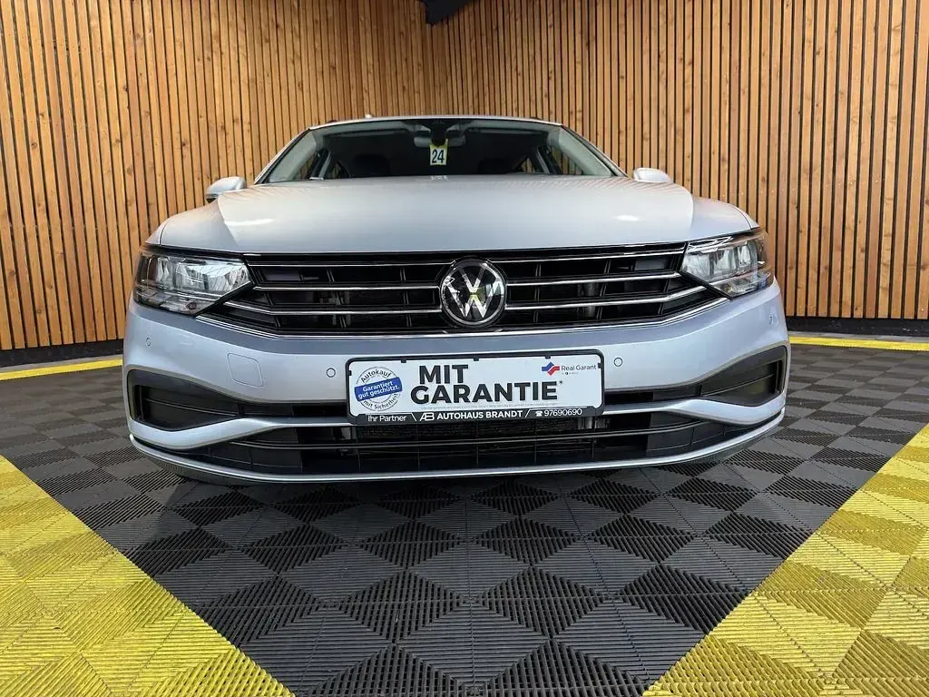 Gebraucht VW Passat 150 PS (110 kW) 2022 Scale silver Kombi
