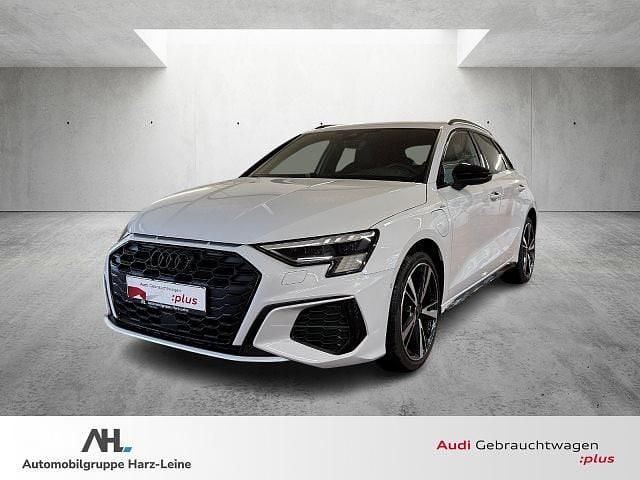 Gletscherweiß metallic Gebraucht 2023 Audi A3 Sportback e-tron S-Line Kleinwagen | 28.546 € (Fairer Preis) - Bild 1/4