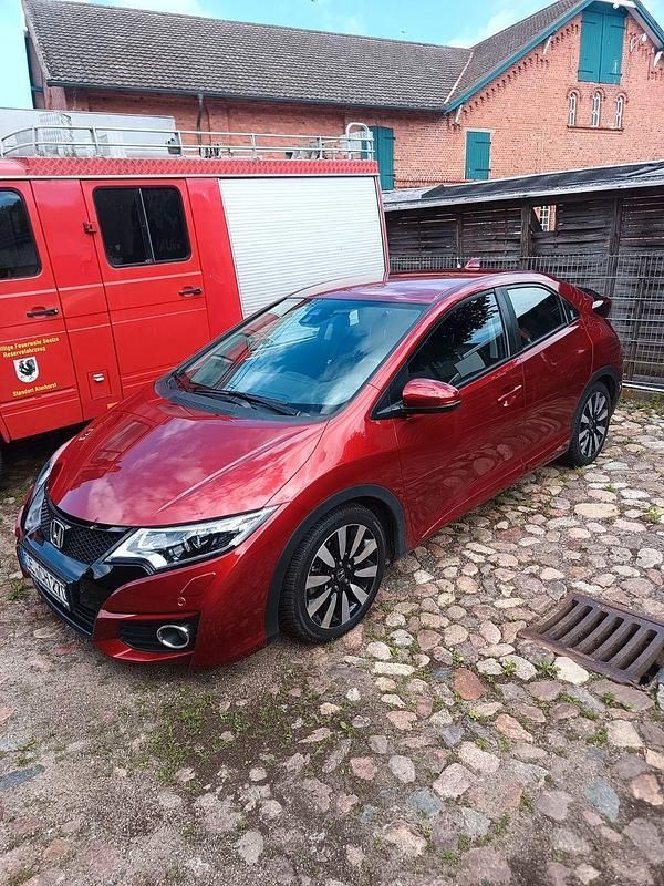 Rot Gebraucht 2015 Honda Civic Elegance Limousine | 12.900 € (Fairer Preis) - Bild 1/4