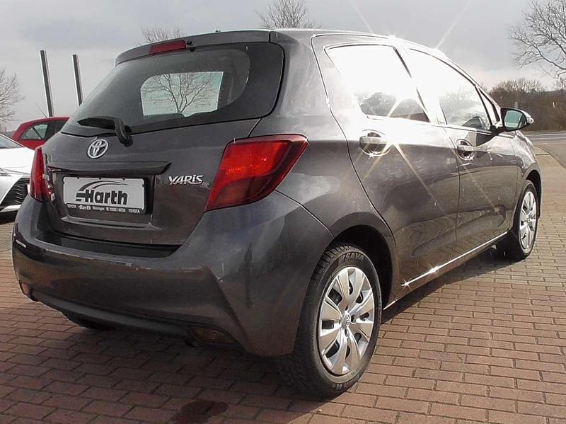 Gebraucht Toyota Yaris 101 PS (74 kW) 2016 Grey metallic Kleinwagen