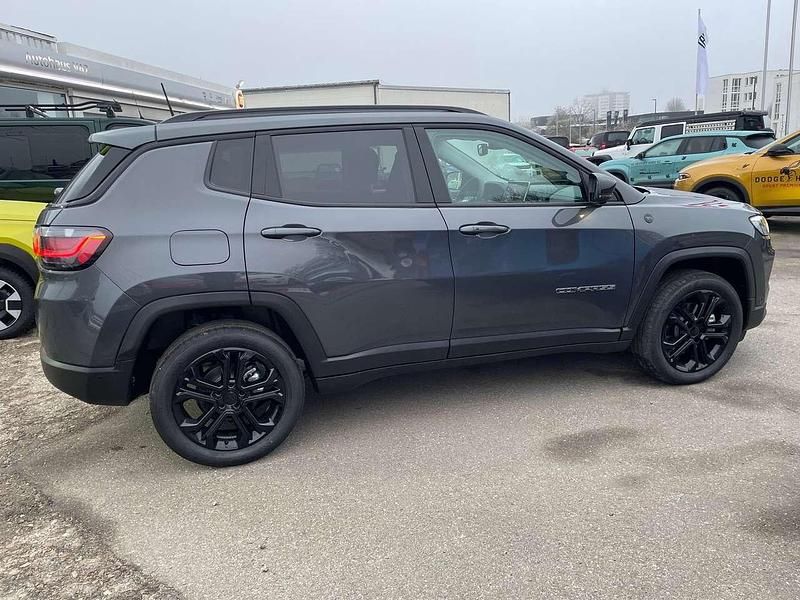 Neu Jeep Compass North 131 PS (96 kW) 2025 Graphite grey metallic SUV