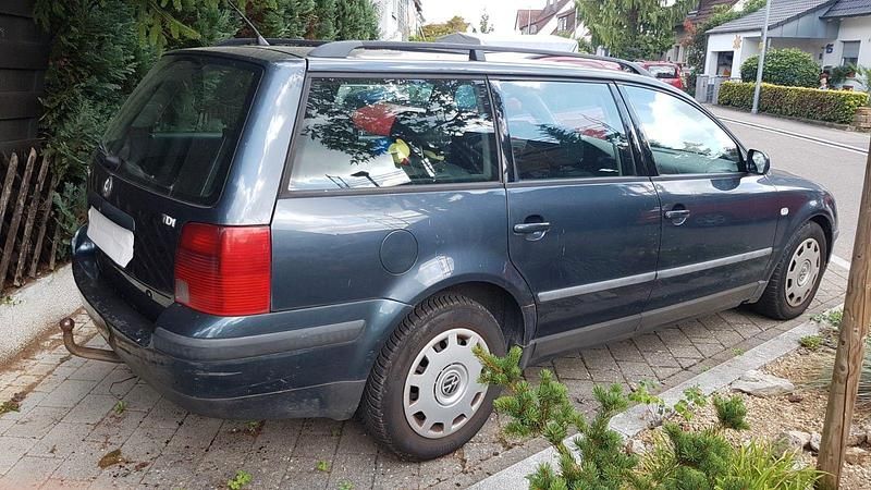 Blau Gebraucht 2000 VW Passat Basis Kombi | 900 € (Superpreis) - Bild 1/3
