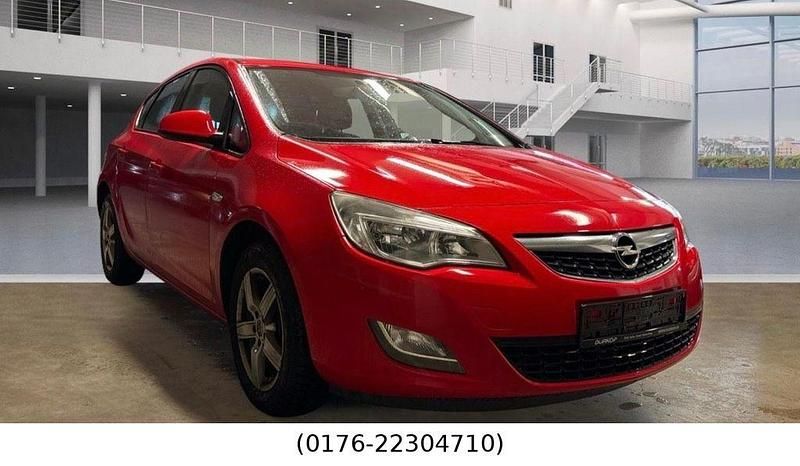 Gebraucht Opel Astra Selection 101 PS (74 kW) 2011 Rot Limousine
