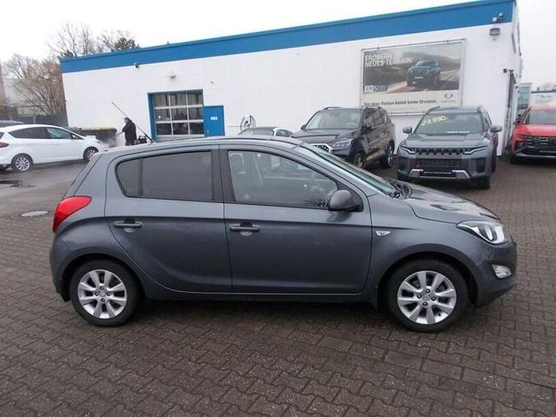 Gebraucht Hyundai i20 101 PS (74 kW) 2014 Grau Kleinwagen
