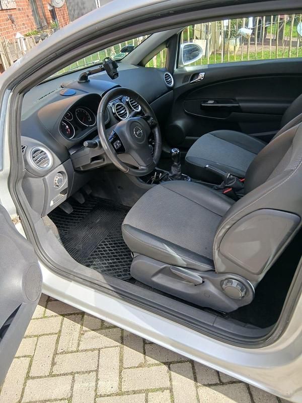Gebraucht Opel Corsa 90 PS (66 kW) 2008 Silber Kleinwagen
