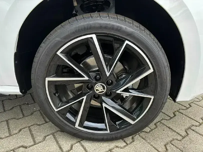 Gebraucht Skoda Kamiq Monte Carlo 110 PS (80 kW) 2024 Candyweiss SUV