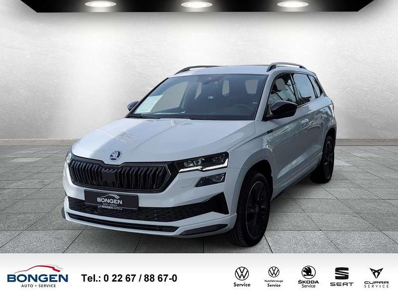 Moonweiß Neu 2025 Skoda Karoq SportLine SUV | 37.990 € (Etwas zu teuer) - Bild 1/4