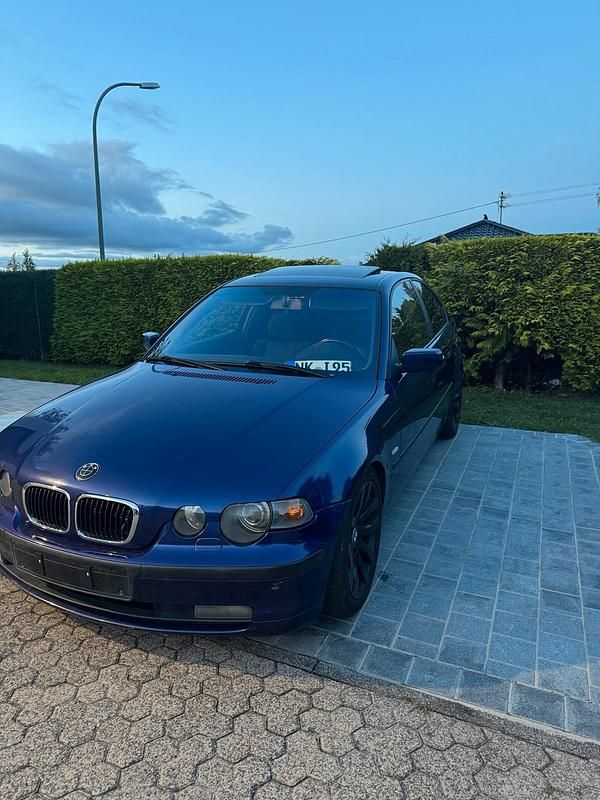 Blau Gebraucht 2002 BMW 316 Compact Kleinwagen | 1.500 € (Fairer Preis) - Bild 1/2