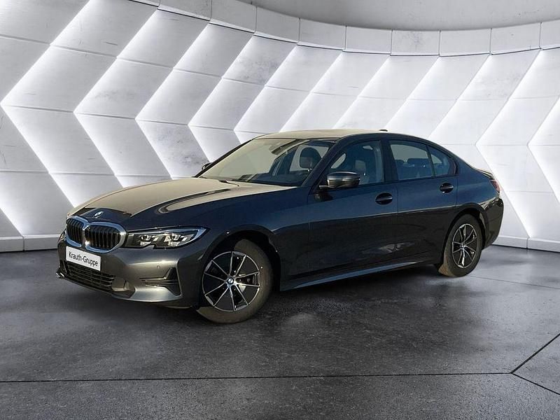Grau Gebraucht 2022 BMW 318 Sport Line Limousine | 26.900 € (Fairer Preis) - Bild 1/4