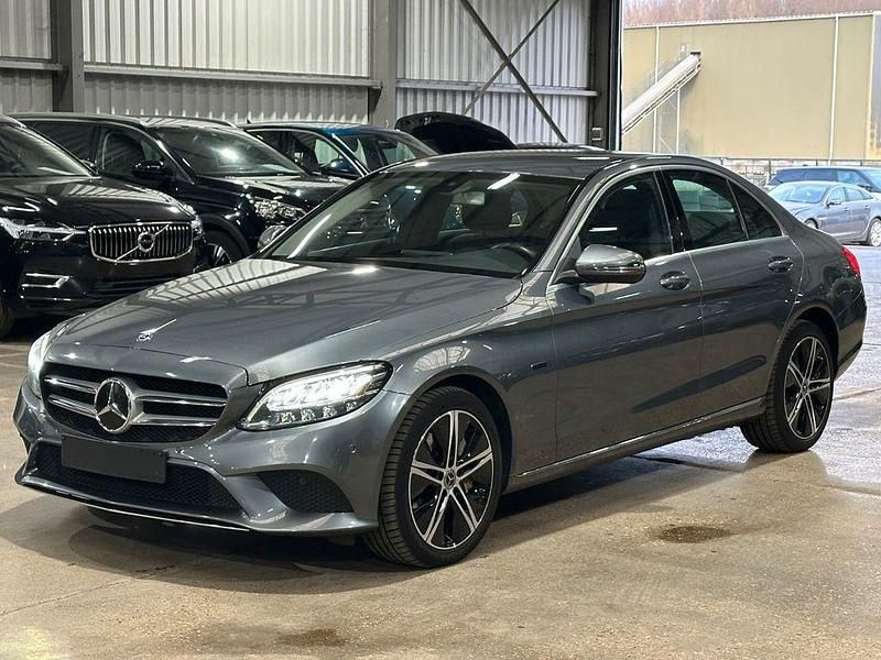 Grau Gebraucht 2021 Mercedes C300e Limousine | 21.500 € (Etwas zu teuer) - Bild 1/4
