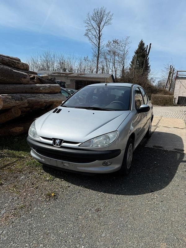 Usado Peugeot 206 75 HP (55 kW) 2004 Prateado Sedan
