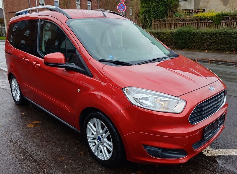 Rot Gebraucht 2015 Ford Tourneo Courier Titanium Van / Kleinbus | 7.799 € (Fairer Preis) - Bild 1/4
