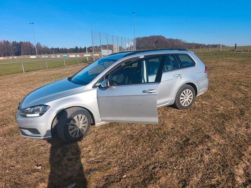 Silber Gebraucht 2018 VW Golf VII Trendline Kombi | 8.400 € (Fairer Preis) - Bild 1/4