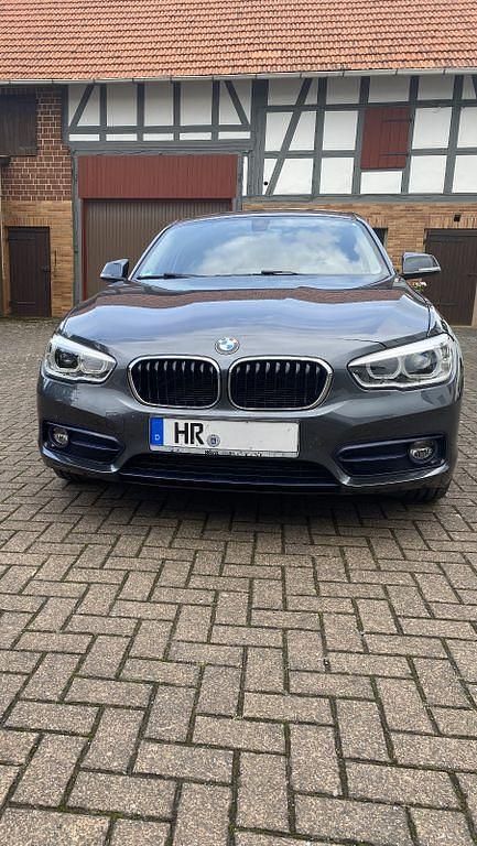 Grau Gebraucht 2015 BMW 118 Sport Line Kleinwagen | 14.500 € (Fairer Preis) - Bild 1/4