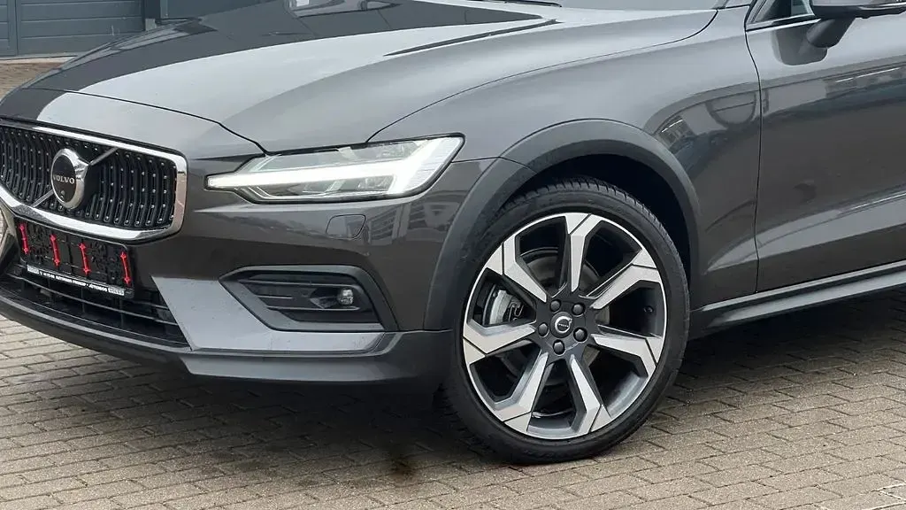 Gebraucht Volvo V60 CC Ultimate 197 PS (144 kW) 2023 Grau Kombi