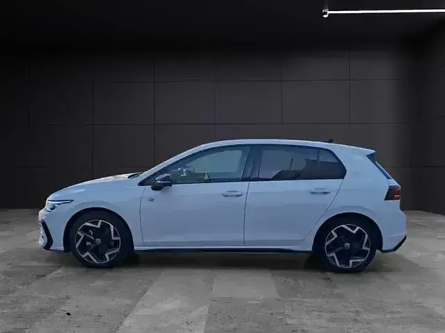 Gebraucht VW Golf VIII R-line 150 PS (110 kW) 2025 Weiß Limousine