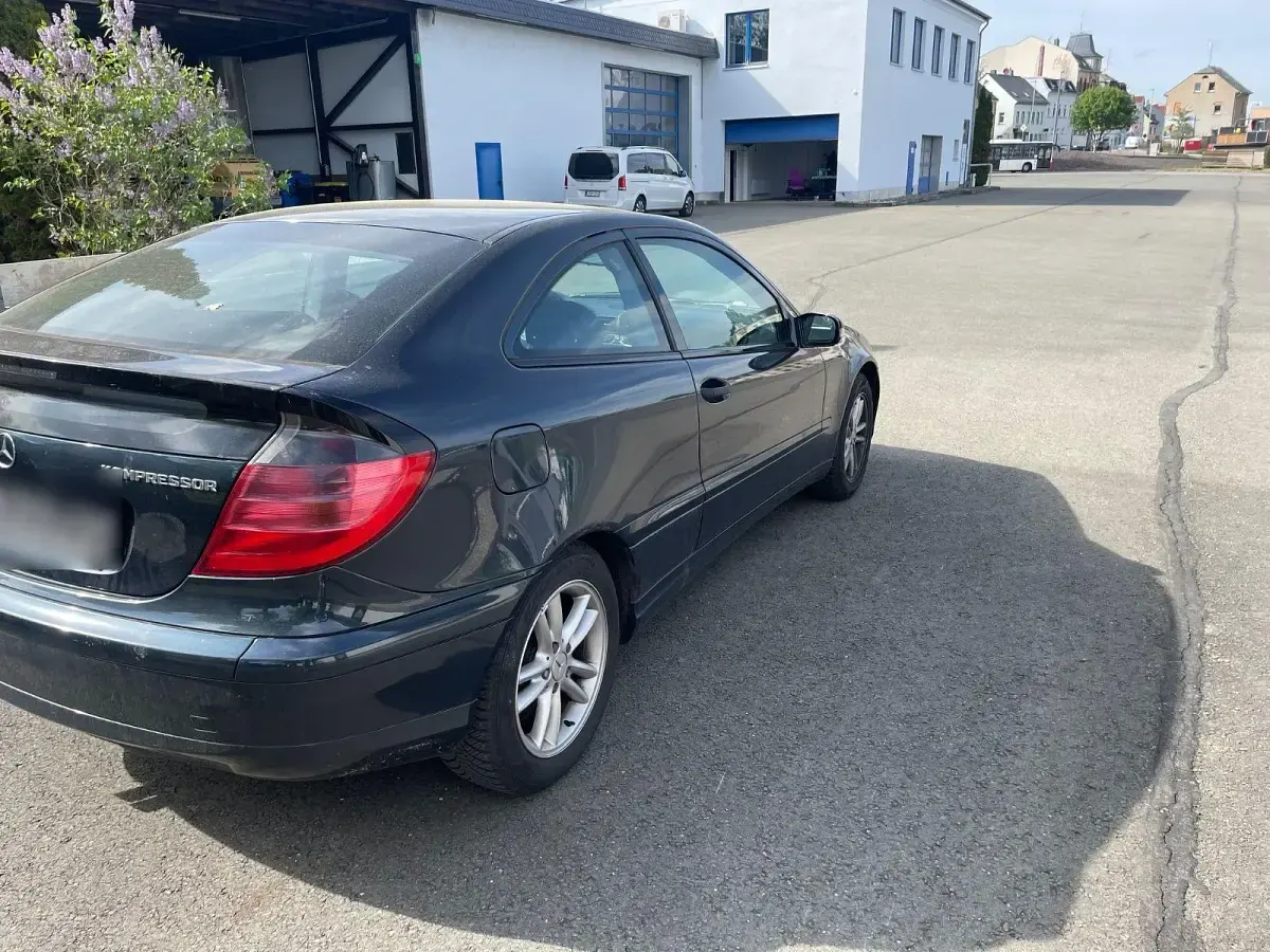 Gebraucht Mercedes C180 143 PS (105 kW) 2003 Schwarz Coupé