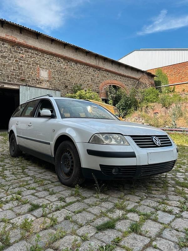 Weiß Gebraucht 2002 VW Passat Kombi | 999 € (Superpreis) - Bild 1/4