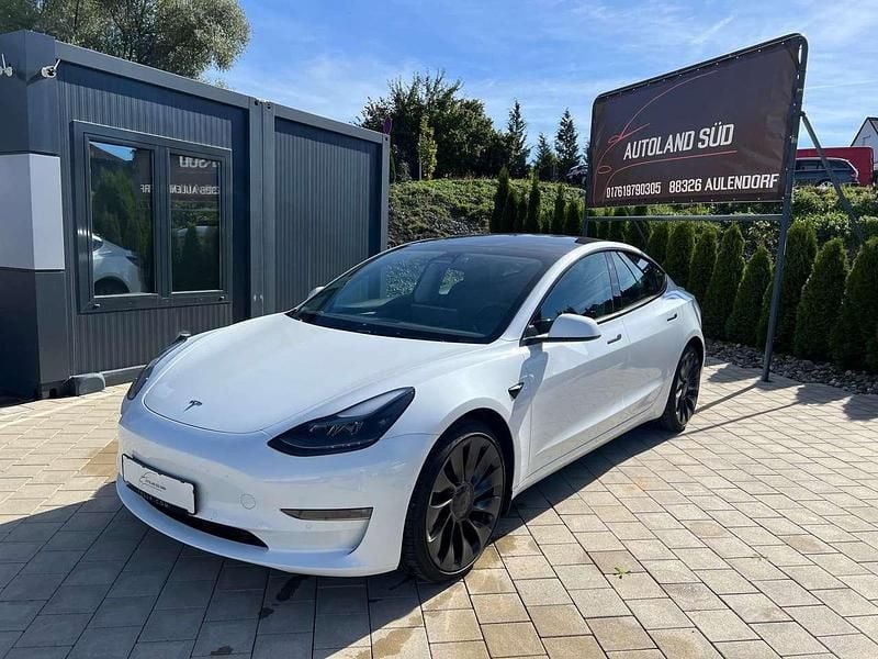 Weiß Gebraucht 2022 Tesla Model 3 Performance Limousine | 37.500 € (Etwas zu teuer) - Bild 1/4