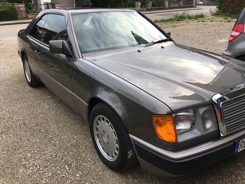 Braun Gebraucht 1990 Mercedes E300 Coupé | 13.500 € - Bild 1/4