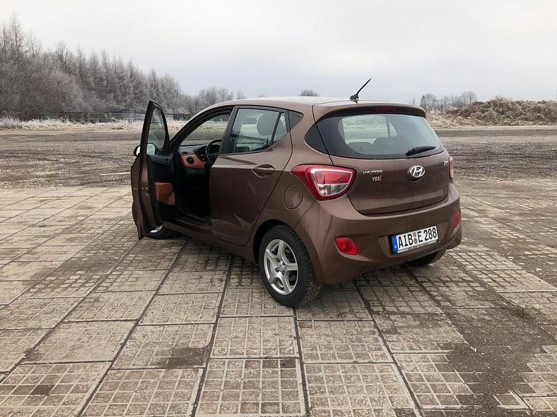 Gebraucht Hyundai i10 Select 67 PS (49 kW) 2016 Braun Kleinwagen