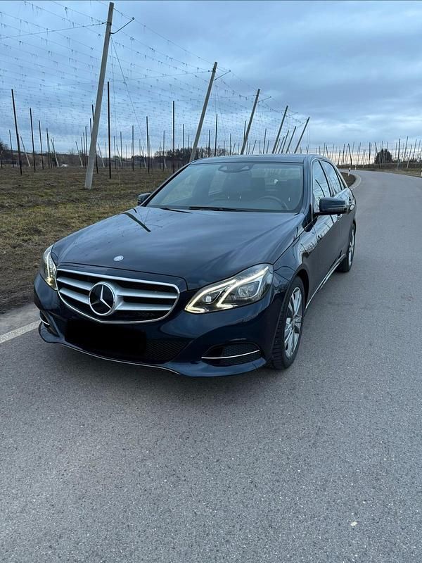 Blau Gebraucht 2013 Mercedes E300 Limousine | 11.250 € (Superpreis) - Bild 1/4
