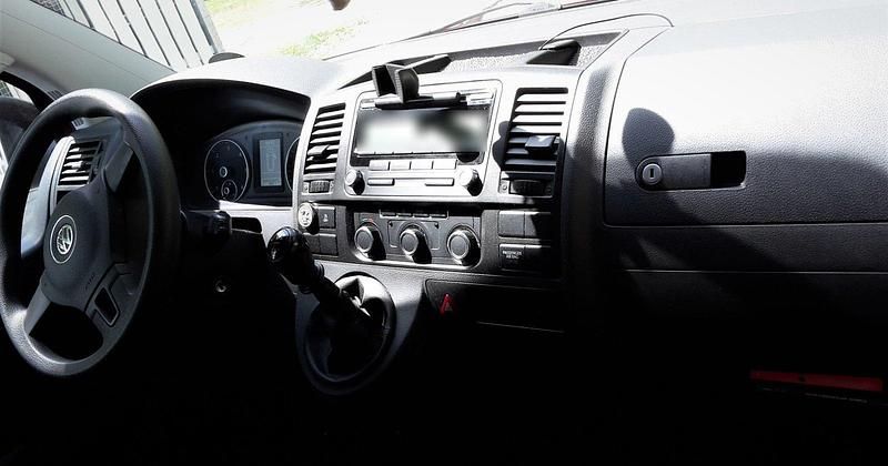 Second-hand VW T5 140 CP (102 kW) 2011 Roșu Van