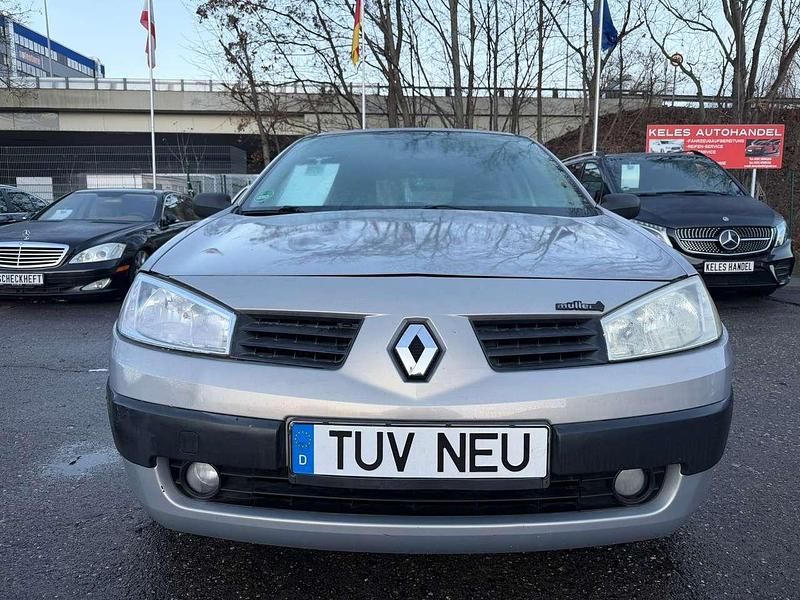 Silber Gebraucht 2004 Renault Mégane II Limousine | 1.590 € (Fairer Preis) - Bild 1/4