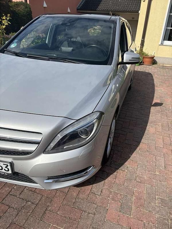 Silber Gebraucht 2012 Mercedes B200 Van / Kleinbus | 13.500 € (Guter Preis) - Bild 1/4