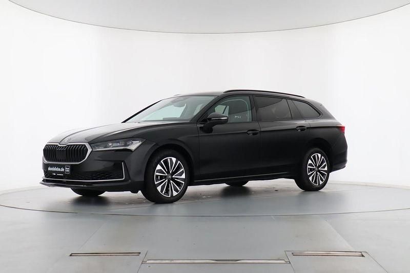 Ebony schwarz metallic Gebraucht 2025 Skoda Superb Selection Kombi | 38.889 € (Superpreis) - Bild 1/4