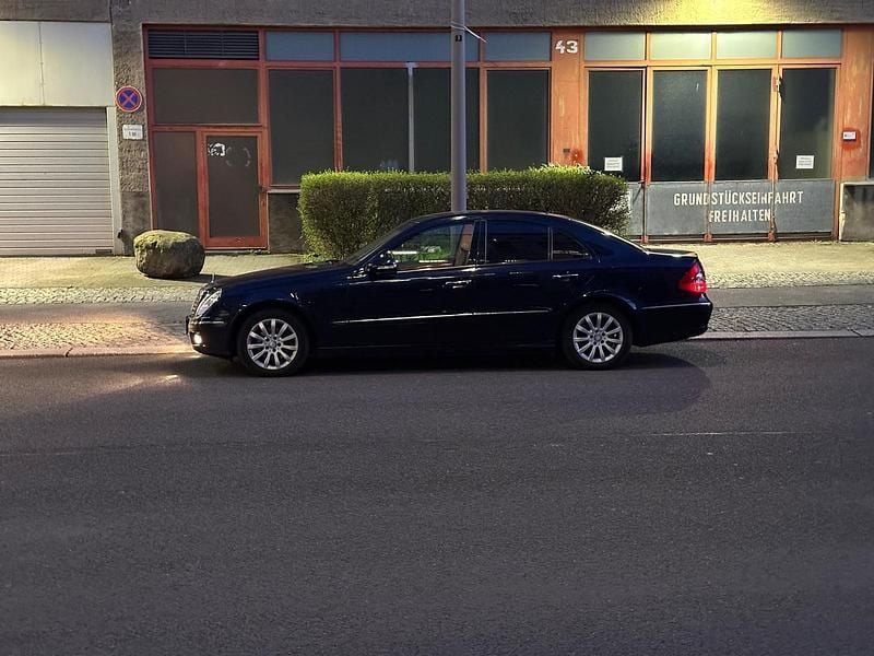 Gebraucht Mercedes E220 180 PS (132 kW) 2007 Blau Limousine