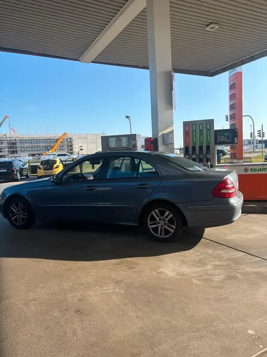 Gebraucht Mercedes E220 Avantgarde 150 PS (110 kW) 2002 Blau Limousine