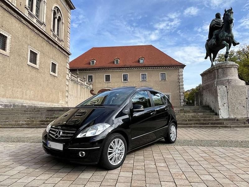 Kosmosschwarz Gebraucht 2012 Mercedes A180 Elegance Limousine | 6.550 € (Superpreis) - Bild 1/4