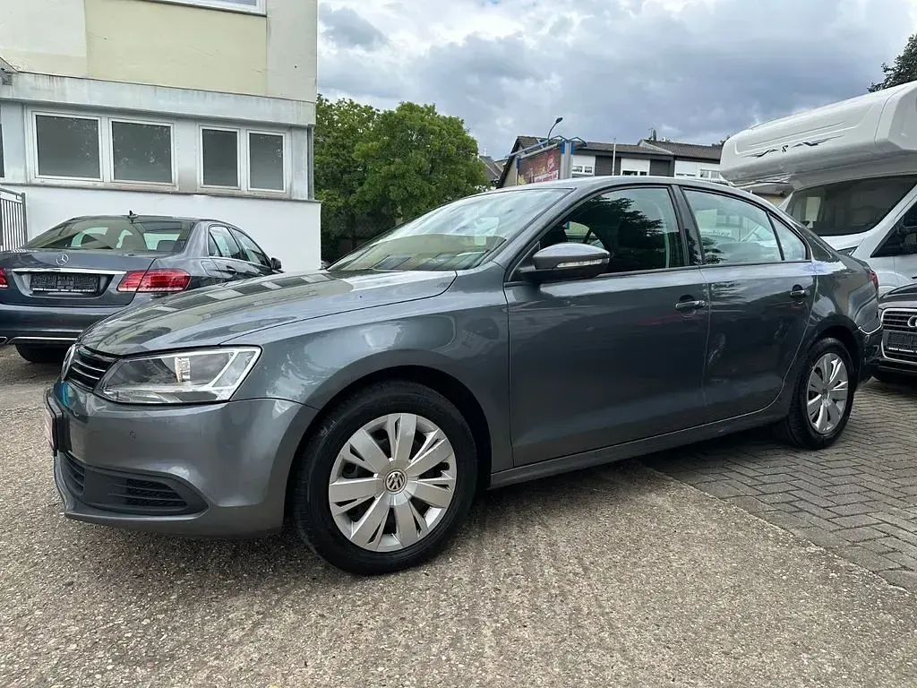 Gebraucht VW Jetta 105 PS (77 kW) 2011 Grau Limousine