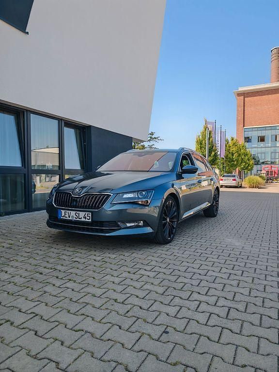 Grau Gebraucht 2019 Skoda Superb Style Kombi | 19.800 € (Guter Preis) - Bild 1/4