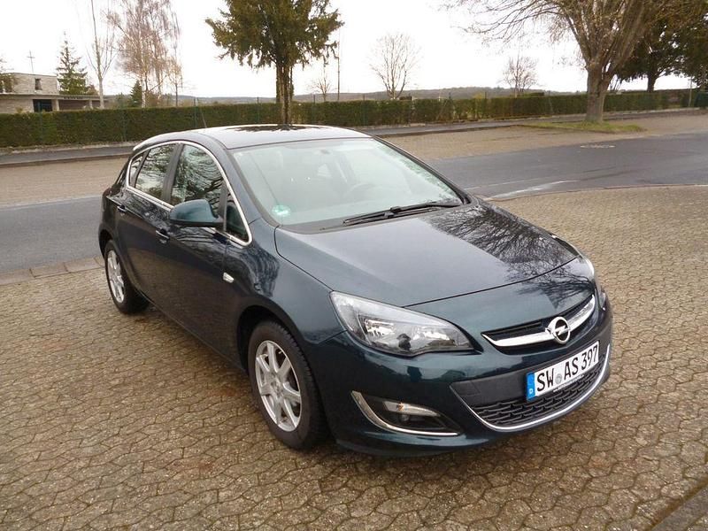Gebraucht Opel Astra Edition 140 PS (102 kW) 2015 Grün Limousine