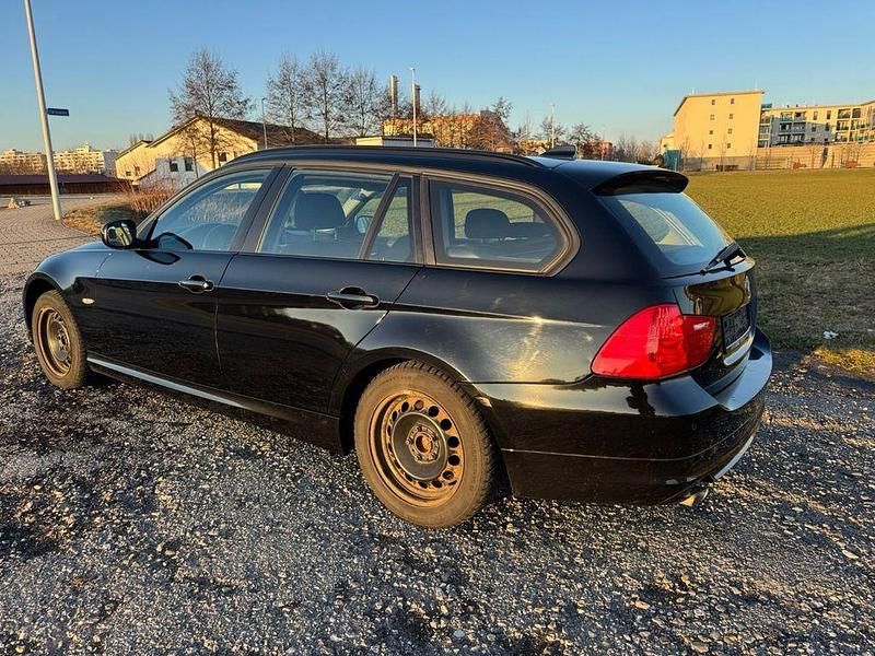 Gebraucht BMW 318 143 PS (105 kW) 2012 Schwarz Kombi