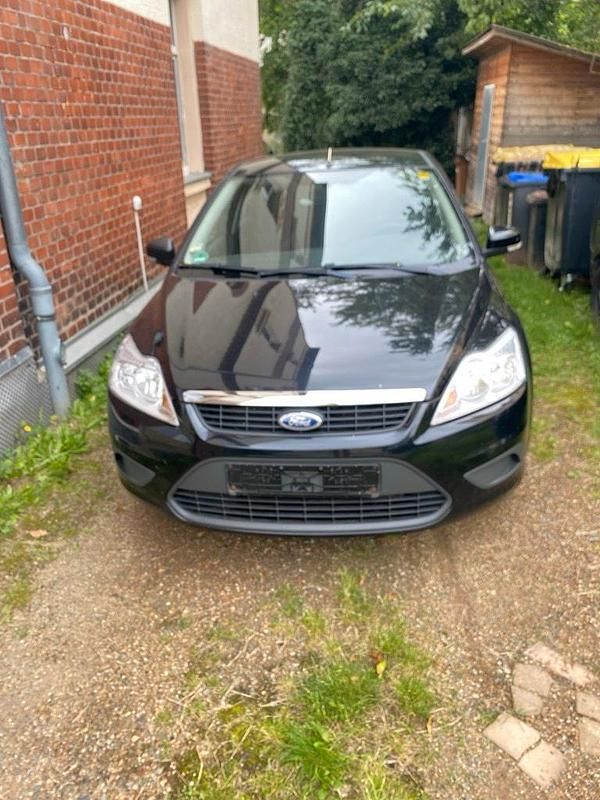 Schwarz Gebraucht 2010 Ford Focus Limousine | 1.450 € (Superpreis) - Bild 1/4