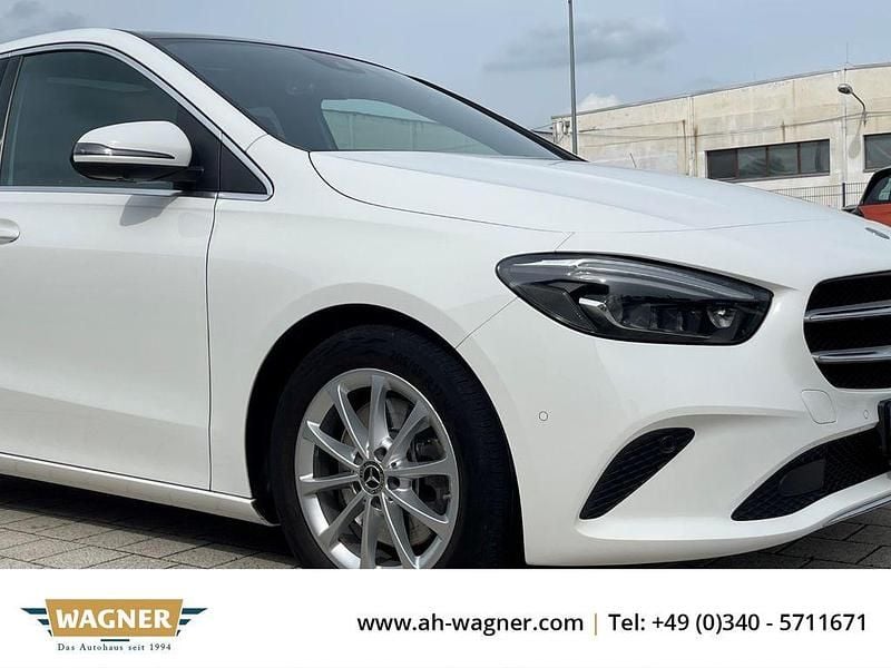 Weiß Gebraucht 2020 Mercedes B250 Van / Kleinbus | 23.899 € (Superpreis) - Bild 1/4